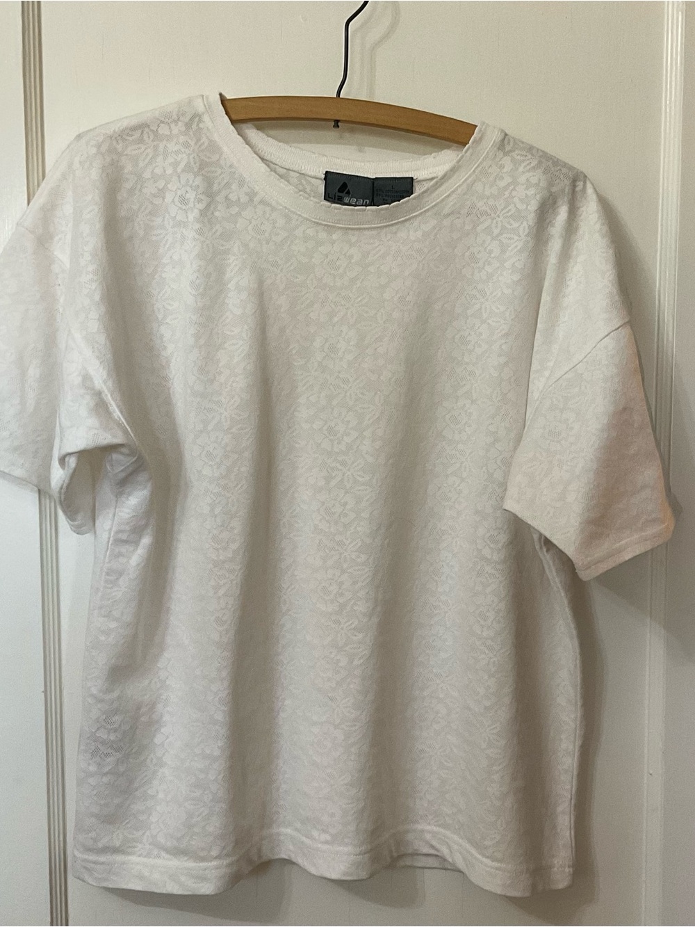 Vintage Lizwear Women's White Short-Sleeve Crewneck Tee with Jacquard Texture